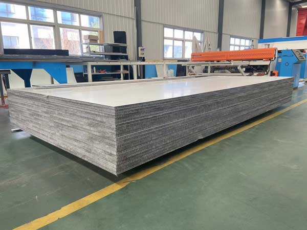 CFRTP材料闆更耐高(gao)溫可與高強度(du)鋼媲美